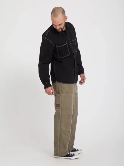 Το Volcom Work Carpenter Pant είναι ένα ανδρικό workwear παντελόνι με loose εφαρμογή, σχεδιασμένο για άνεση, ανθεκτικότητα και αυθεντικό workwear στυλ. Διαθέτει relaxed rise και ίσια γραμμή στο πόδι, προσφέροντας ελευθερία κινήσεων και άνετη εφαρμογή στην καθημερινότητα.