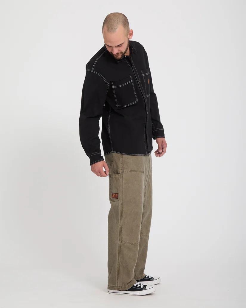 Το Volcom Work Carpenter Pant είναι ένα ανδρικό workwear παντελόνι με loose εφαρμογή, σχεδιασμένο για άνεση, ανθεκτικότητα και αυθεντικό workwear στυλ. Διαθέτει relaxed rise και ίσια γραμμή στο πόδι, προσφέροντας ελευθερία κινήσεων και άνετη εφαρμογή στην καθημερινότητα.