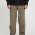 Το Volcom Work Carpenter Pant είναι ένα ανδρικό workwear παντελόνι με loose εφαρμογή, σχεδιασμένο για άνεση, ανθεκτικότητα και αυθεντικό workwear στυλ. Διαθέτει relaxed rise και ίσια γραμμή στο πόδι, προσφέροντας ελευθερία κινήσεων και άνετη εφαρμογή στην καθημερινότητα.
