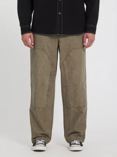 Το Volcom Work Carpenter Pant είναι ένα ανδρικό workwear παντελόνι με loose εφαρμογή, σχεδιασμένο για άνεση, ανθεκτικότητα και αυθεντικό workwear στυλ. Διαθέτει relaxed rise και ίσια γραμμή στο πόδι, προσφέροντας ελευθερία κινήσεων και άνετη εφαρμογή στην καθημερινότητα.