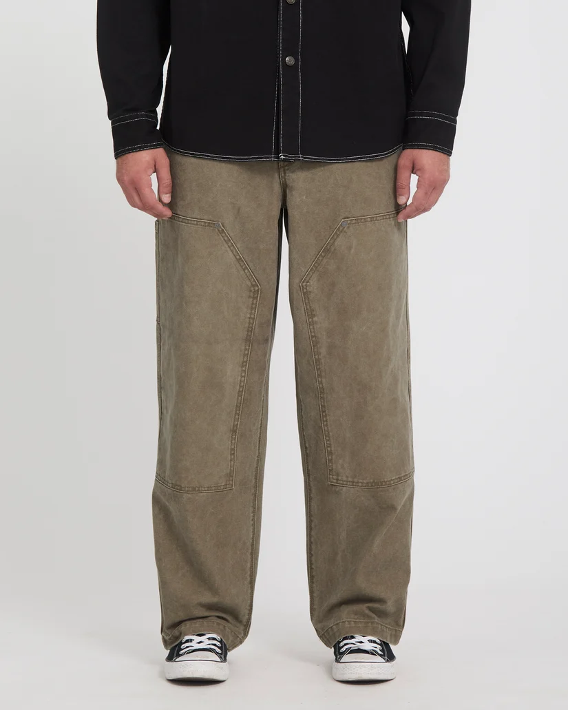 Το Volcom Work Carpenter Pant είναι ένα ανδρικό workwear παντελόνι με loose εφαρμογή, σχεδιασμένο για άνεση, ανθεκτικότητα και αυθεντικό workwear στυλ. Διαθέτει relaxed rise και ίσια γραμμή στο πόδι, προσφέροντας ελευθερία κινήσεων και άνετη εφαρμογή στην καθημερινότητα.
