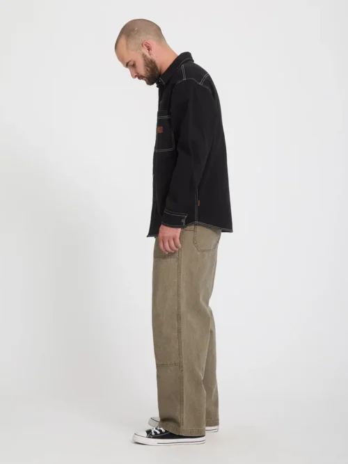 Το Volcom Work Carpenter Pant είναι ένα ανδρικό workwear παντελόνι με loose εφαρμογή, σχεδιασμένο για άνεση, ανθεκτικότητα και αυθεντικό workwear στυλ. Διαθέτει relaxed rise και ίσια γραμμή στο πόδι, προσφέροντας ελευθερία κινήσεων και άνετη εφαρμογή στην καθημερινότητα.