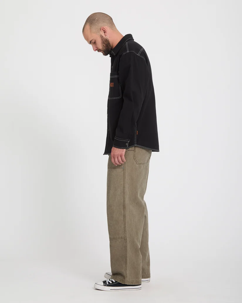 Το Volcom Work Carpenter Pant είναι ένα ανδρικό workwear παντελόνι με loose εφαρμογή, σχεδιασμένο για άνεση, ανθεκτικότητα και αυθεντικό workwear στυλ. Διαθέτει relaxed rise και ίσια γραμμή στο πόδι, προσφέροντας ελευθερία κινήσεων και άνετη εφαρμογή στην καθημερινότητα.