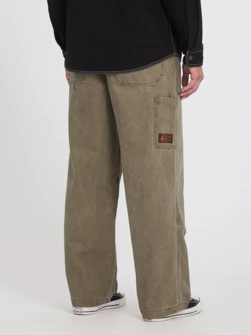 Το Volcom Work Carpenter Pant είναι ένα ανδρικό workwear παντελόνι με loose εφαρμογή, σχεδιασμένο για άνεση, ανθεκτικότητα και αυθεντικό workwear στυλ. Διαθέτει relaxed rise και ίσια γραμμή στο πόδι, προσφέροντας ελευθερία κινήσεων και άνετη εφαρμογή στην καθημερινότητα.