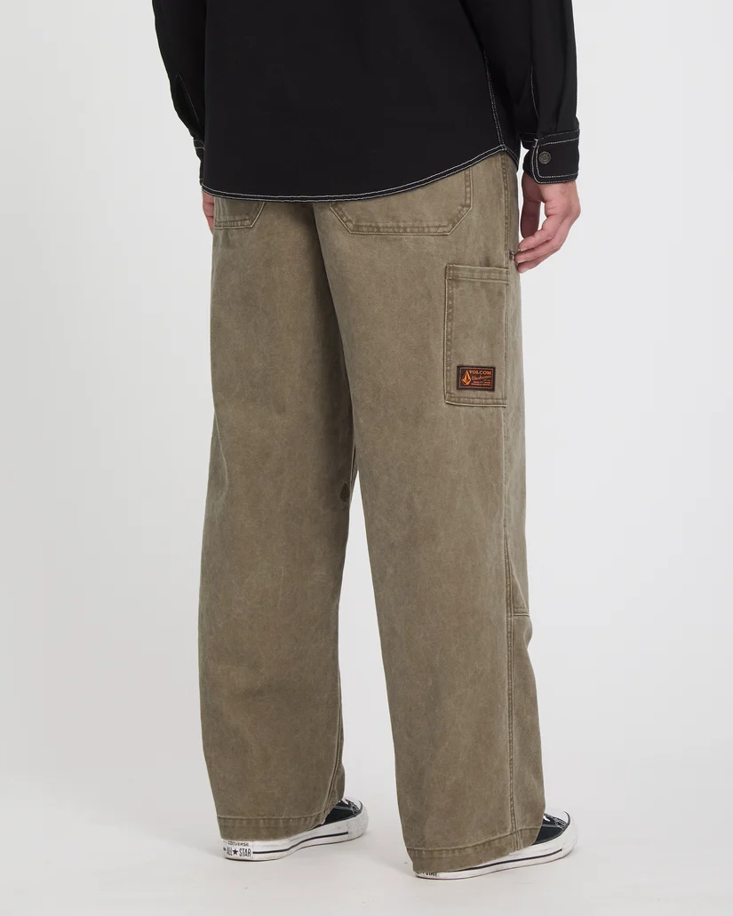 Το Volcom Work Carpenter Pant είναι ένα ανδρικό workwear παντελόνι με loose εφαρμογή, σχεδιασμένο για άνεση, ανθεκτικότητα και αυθεντικό workwear στυλ. Διαθέτει relaxed rise και ίσια γραμμή στο πόδι, προσφέροντας ελευθερία κινήσεων και άνετη εφαρμογή στην καθημερινότητα.
