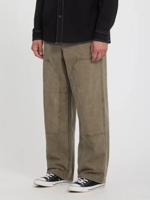 Το Volcom Work Carpenter Pant είναι ένα ανδρικό workwear παντελόνι με loose εφαρμογή, σχεδιασμένο για άνεση, ανθεκτικότητα και αυθεντικό workwear στυλ. Διαθέτει relaxed rise και ίσια γραμμή στο πόδι, προσφέροντας ελευθερία κινήσεων και άνετη εφαρμογή στην καθημερινότητα.