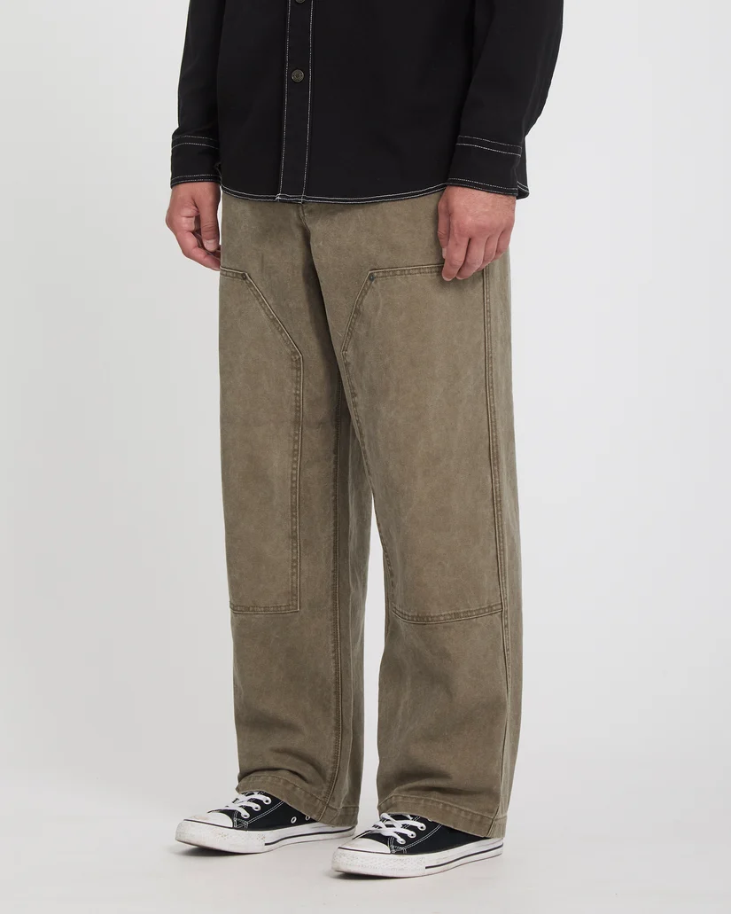 Το Volcom Work Carpenter Pant είναι ένα ανδρικό workwear παντελόνι με loose εφαρμογή, σχεδιασμένο για άνεση, ανθεκτικότητα και αυθεντικό workwear στυλ. Διαθέτει relaxed rise και ίσια γραμμή στο πόδι, προσφέροντας ελευθερία κινήσεων και άνετη εφαρμογή στην καθημερινότητα.