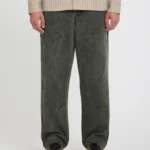 Το Volcom Work Carpenter Pant είναι ένα ανδρικό workwear παντελόνι με loose εφαρμογή, σχεδιασμένο για άνεση, ανθεκτικότητα και αυθεντικό workwear στυλ. Διαθέτει relaxed rise και ίσια γραμμή στο πόδι, προσφέροντας ελευθερία κινήσεων και άνετη εφαρμογή στην καθημερινότητα.