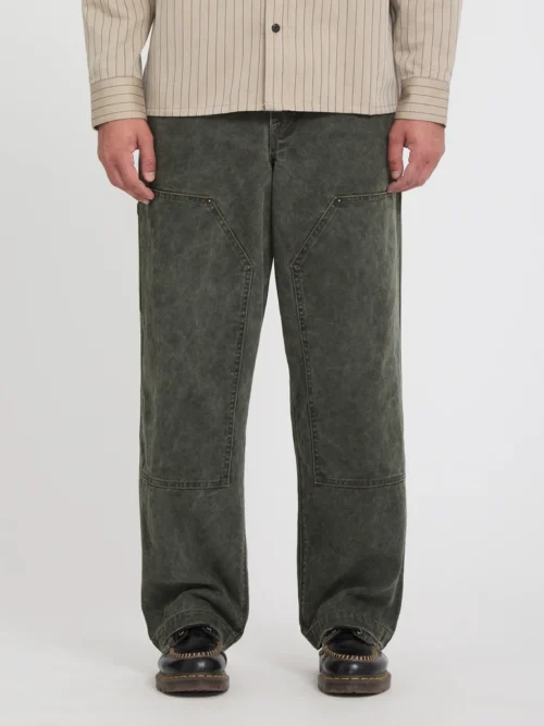 Το Volcom Work Carpenter Pant είναι ένα ανδρικό workwear παντελόνι με loose εφαρμογή, σχεδιασμένο για άνεση, ανθεκτικότητα και αυθεντικό workwear στυλ. Διαθέτει relaxed rise και ίσια γραμμή στο πόδι, προσφέροντας ελευθερία κινήσεων και άνετη εφαρμογή στην καθημερινότητα.