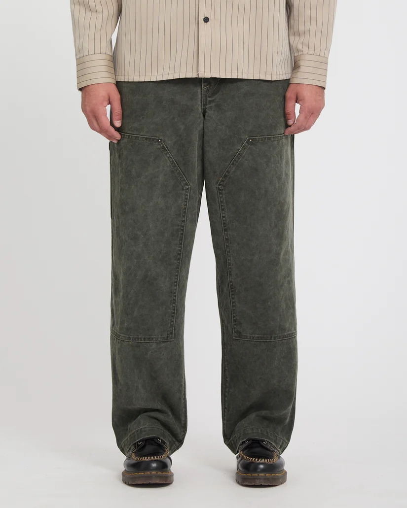Το Volcom Work Carpenter Pant είναι ένα ανδρικό workwear παντελόνι με loose εφαρμογή, σχεδιασμένο για άνεση, ανθεκτικότητα και αυθεντικό workwear στυλ. Διαθέτει relaxed rise και ίσια γραμμή στο πόδι, προσφέροντας ελευθερία κινήσεων και άνετη εφαρμογή στην καθημερινότητα.