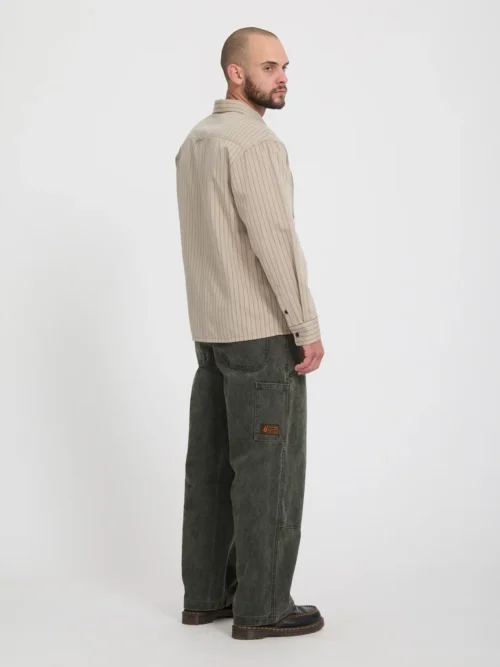 Το Volcom Work Carpenter Pant είναι ένα ανδρικό workwear παντελόνι με loose εφαρμογή, σχεδιασμένο για άνεση, ανθεκτικότητα και αυθεντικό workwear στυλ. Διαθέτει relaxed rise και ίσια γραμμή στο πόδι, προσφέροντας ελευθερία κινήσεων και άνετη εφαρμογή στην καθημερινότητα.