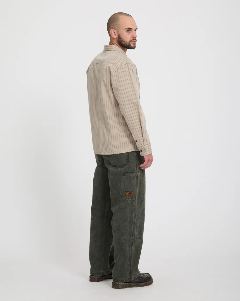 Το Volcom Work Carpenter Pant είναι ένα ανδρικό workwear παντελόνι με loose εφαρμογή, σχεδιασμένο για άνεση, ανθεκτικότητα και αυθεντικό workwear στυλ. Διαθέτει relaxed rise και ίσια γραμμή στο πόδι, προσφέροντας ελευθερία κινήσεων και άνετη εφαρμογή στην καθημερινότητα.