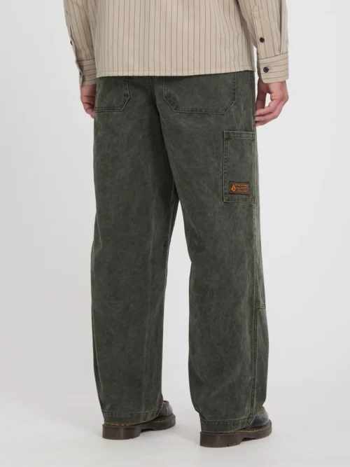 Το Volcom Work Carpenter Pant είναι ένα ανδρικό workwear παντελόνι με loose εφαρμογή, σχεδιασμένο για άνεση, ανθεκτικότητα και αυθεντικό workwear στυλ. Διαθέτει relaxed rise και ίσια γραμμή στο πόδι, προσφέροντας ελευθερία κινήσεων και άνετη εφαρμογή στην καθημερινότητα.