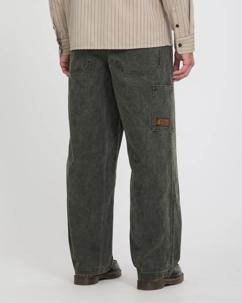 Το Volcom Work Carpenter Pant είναι ένα ανδρικό workwear παντελόνι με loose εφαρμογή, σχεδιασμένο για άνεση, ανθεκτικότητα και αυθεντικό workwear στυλ. Διαθέτει relaxed rise και ίσια γραμμή στο πόδι, προσφέροντας ελευθερία κινήσεων και άνετη εφαρμογή στην καθημερινότητα.