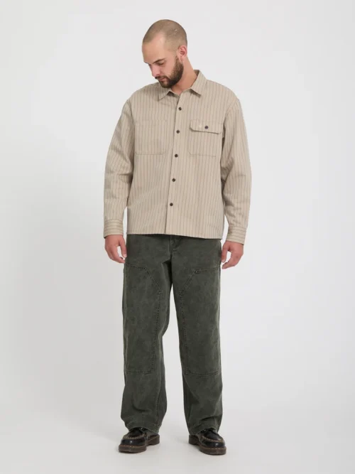 Το Volcom Work Carpenter Pant είναι ένα ανδρικό workwear παντελόνι με loose εφαρμογή, σχεδιασμένο για άνεση, ανθεκτικότητα και αυθεντικό workwear στυλ. Διαθέτει relaxed rise και ίσια γραμμή στο πόδι, προσφέροντας ελευθερία κινήσεων και άνετη εφαρμογή στην καθημερινότητα.