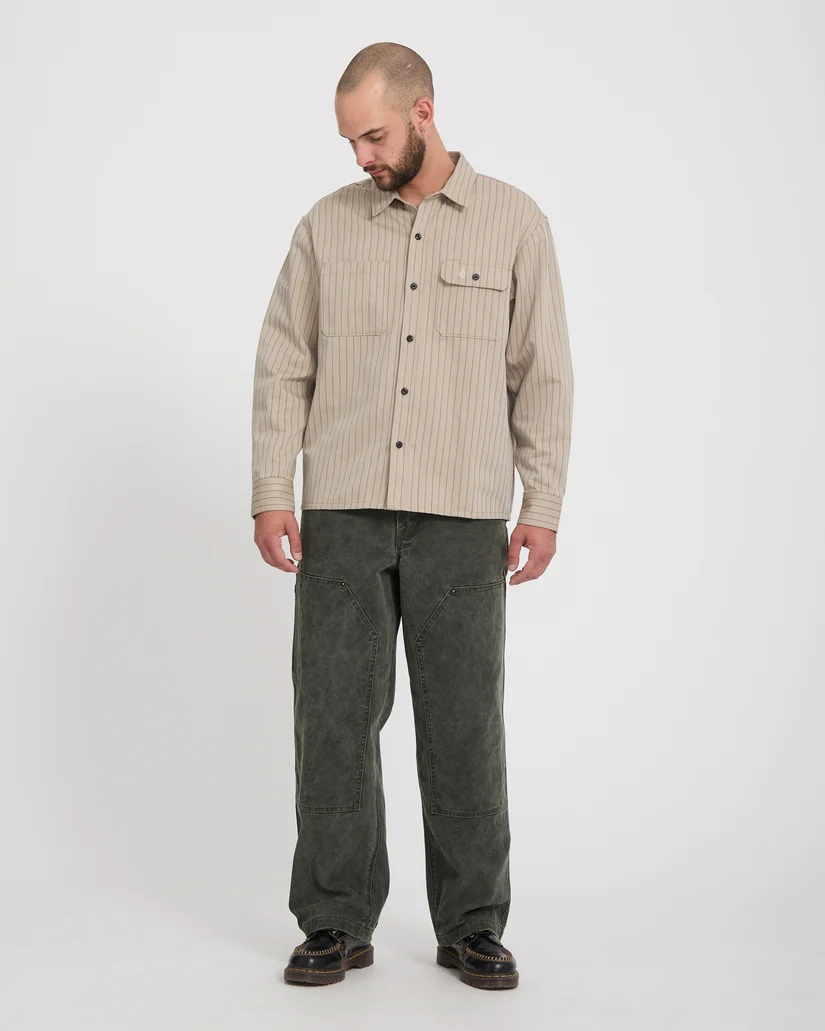 Το Volcom Work Carpenter Pant είναι ένα ανδρικό workwear παντελόνι με loose εφαρμογή, σχεδιασμένο για άνεση, ανθεκτικότητα και αυθεντικό workwear στυλ. Διαθέτει relaxed rise και ίσια γραμμή στο πόδι, προσφέροντας ελευθερία κινήσεων και άνετη εφαρμογή στην καθημερινότητα.