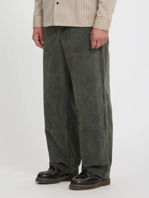 Το Volcom Work Carpenter Pant είναι ένα ανδρικό workwear παντελόνι με loose εφαρμογή, σχεδιασμένο για άνεση, ανθεκτικότητα και αυθεντικό workwear στυλ. Διαθέτει relaxed rise και ίσια γραμμή στο πόδι, προσφέροντας ελευθερία κινήσεων και άνετη εφαρμογή στην καθημερινότητα.