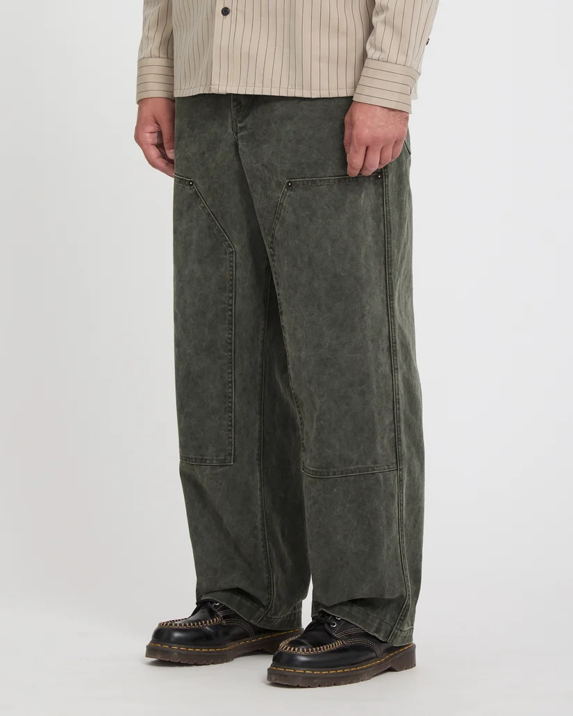 Το Volcom Work Carpenter Pant είναι ένα ανδρικό workwear παντελόνι με loose εφαρμογή, σχεδιασμένο για άνεση, ανθεκτικότητα και αυθεντικό workwear στυλ. Διαθέτει relaxed rise και ίσια γραμμή στο πόδι, προσφέροντας ελευθερία κινήσεων και άνετη εφαρμογή στην καθημερινότητα.