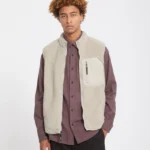 Το Volcom Muzzer Fuzzar Vest είναι ένα ζεστό και άνετο ανδρικό αμάνικο γιλέκο Sherpa, ιδανικό για τις κρύες ημέρες και τις outdoor δραστηριότητες.