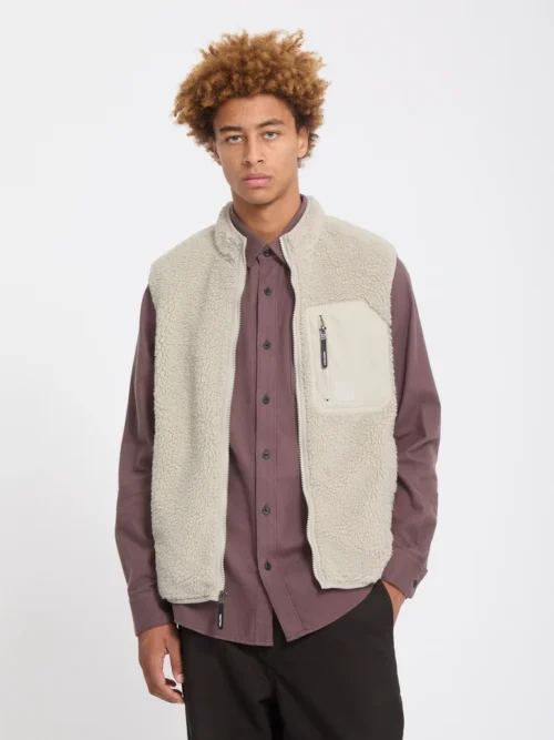 Το Volcom Muzzer Fuzzar Vest είναι ένα ζεστό και άνετο ανδρικό αμάνικο γιλέκο Sherpa, ιδανικό για τις κρύες ημέρες και τις outdoor δραστηριότητες.