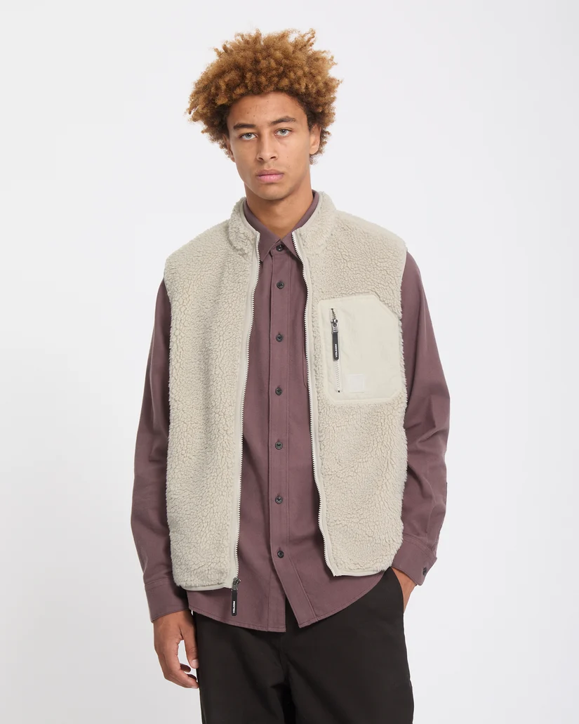 A1832602_STN_1 Το Volcom Muzzer Fuzzar Vest είναι ένα ζεστό και άνετο ανδρικό αμάνικο γιλέκο Sherpa, ιδανικό για τις κρύες ημέρες και τις outdoor δραστηριότητες.
