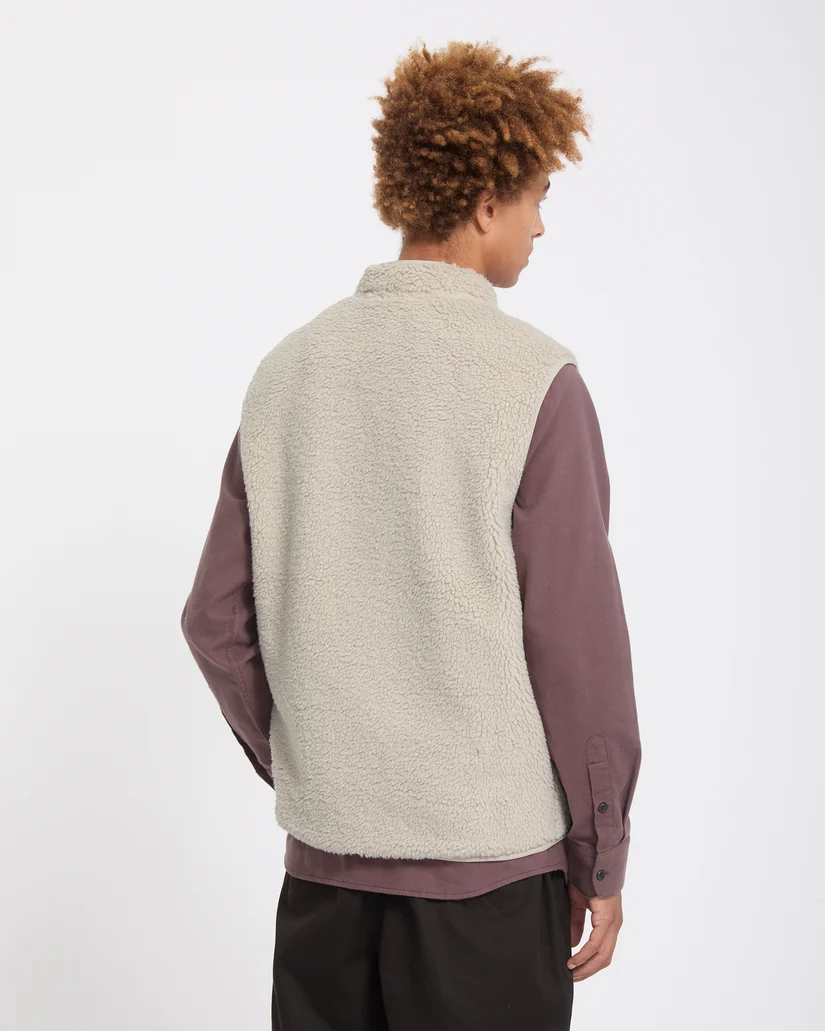 Το Volcom Muzzer Fuzzar Vest είναι ένα ζεστό και άνετο ανδρικό αμάνικο γιλέκο Sherpa, ιδανικό για τις κρύες ημέρες και τις outdoor δραστηριότητες.