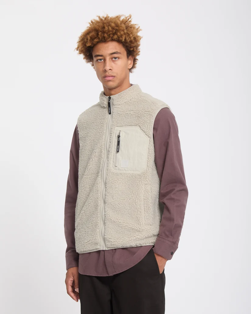 Το Volcom Muzzer Fuzzar Vest είναι ένα ζεστό και άνετο ανδρικό αμάνικο γιλέκο Sherpa, ιδανικό για τις κρύες ημέρες και τις outdoor δραστηριότητες.