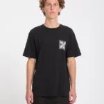 Το Volcom Voidstone T-Shirt είναι ένα ανδρικό κοντομάνικο T-shirt με classic εφαρμογή, ιδανικό για καθημερινές εμφανίσεις. Διαθέτει στρογγυλή λαιμόκοψη και εντυπωσιακά γραφικά με τύπωμα στο μπροστινό και πίσω μέρος, προσθέτοντας το χαρακτηριστικό streetwear ύφος της Volcom.