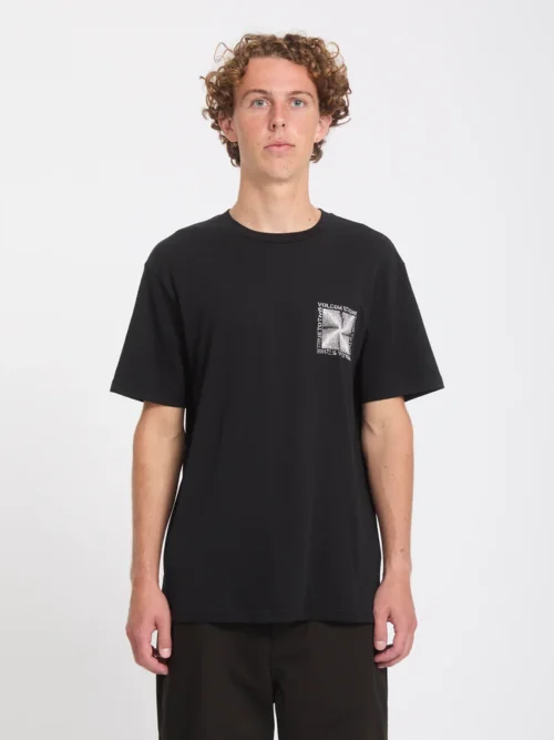 Το Volcom Voidstone T-Shirt είναι ένα ανδρικό κοντομάνικο T-shirt με classic εφαρμογή, ιδανικό για καθημερινές εμφανίσεις. Διαθέτει στρογγυλή λαιμόκοψη και εντυπωσιακά γραφικά με τύπωμα στο μπροστινό και πίσω μέρος, προσθέτοντας το χαρακτηριστικό streetwear ύφος της Volcom.