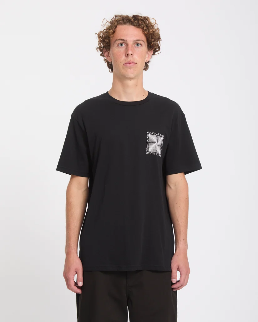 Το Volcom Voidstone T-Shirt είναι ένα ανδρικό κοντομάνικο T-shirt με classic εφαρμογή, ιδανικό για καθημερινές εμφανίσεις. Διαθέτει στρογγυλή λαιμόκοψη και εντυπωσιακά γραφικά με τύπωμα στο μπροστινό και πίσω μέρος, προσθέτοντας το χαρακτηριστικό streetwear ύφος της Volcom.