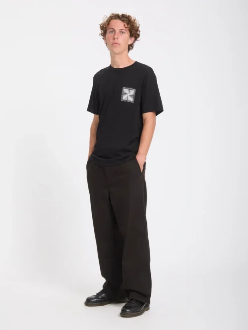 Το Volcom Voidstone T-Shirt είναι ένα ανδρικό κοντομάνικο T-shirt με classic εφαρμογή, ιδανικό για καθημερινές εμφανίσεις. Διαθέτει στρογγυλή λαιμόκοψη και εντυπωσιακά γραφικά με τύπωμα στο μπροστινό και πίσω μέρος, προσθέτοντας το χαρακτηριστικό streetwear ύφος της Volcom.
