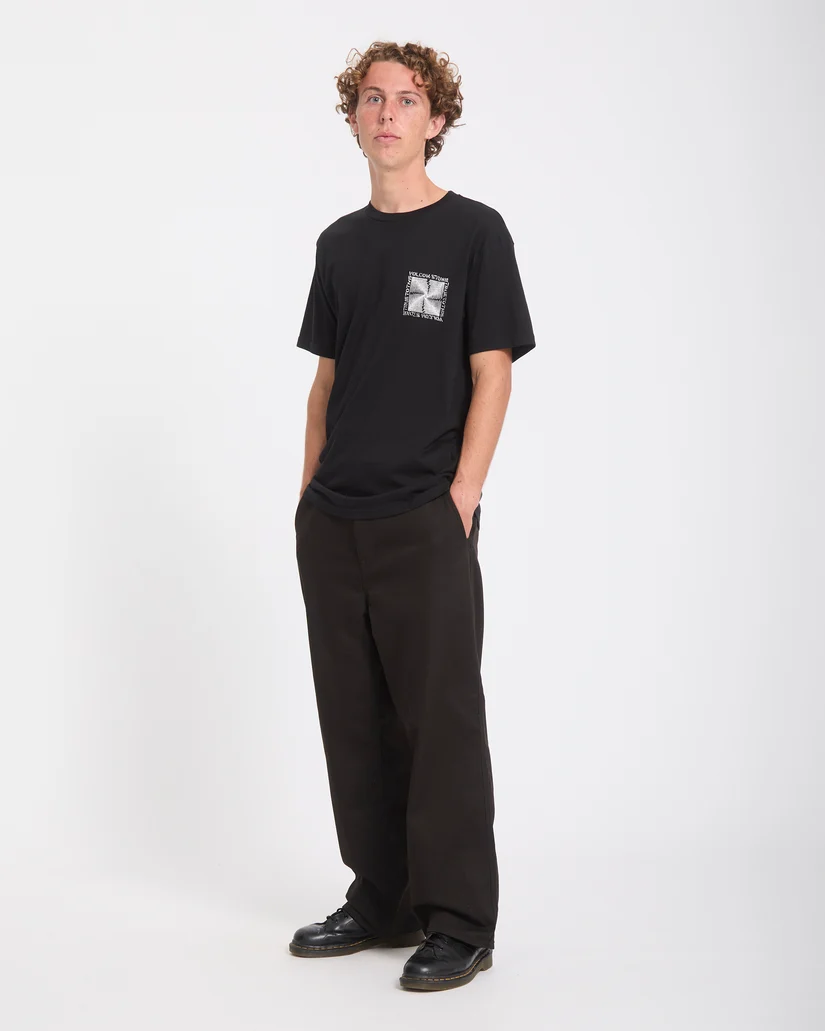 Το Volcom Voidstone T-Shirt είναι ένα ανδρικό κοντομάνικο T-shirt με classic εφαρμογή, ιδανικό για καθημερινές εμφανίσεις. Διαθέτει στρογγυλή λαιμόκοψη και εντυπωσιακά γραφικά με τύπωμα στο μπροστινό και πίσω μέρος, προσθέτοντας το χαρακτηριστικό streetwear ύφος της Volcom.