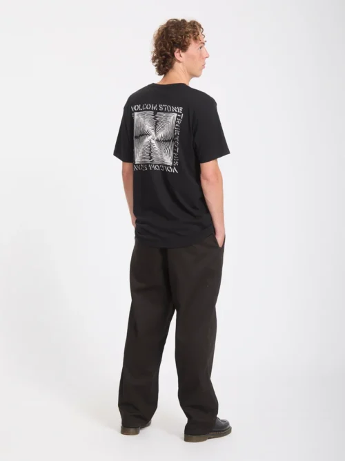Το Volcom Voidstone T-Shirt είναι ένα ανδρικό κοντομάνικο T-shirt με classic εφαρμογή, ιδανικό για καθημερινές εμφανίσεις. Διαθέτει στρογγυλή λαιμόκοψη και εντυπωσιακά γραφικά με τύπωμα στο μπροστινό και πίσω μέρος, προσθέτοντας το χαρακτηριστικό streetwear ύφος της Volcom.