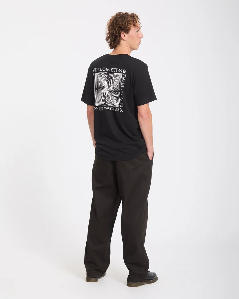 Το Volcom Voidstone T-Shirt είναι ένα ανδρικό κοντομάνικο T-shirt με classic εφαρμογή, ιδανικό για καθημερινές εμφανίσεις. Διαθέτει στρογγυλή λαιμόκοψη και εντυπωσιακά γραφικά με τύπωμα στο μπροστινό και πίσω μέρος, προσθέτοντας το χαρακτηριστικό streetwear ύφος της Volcom.