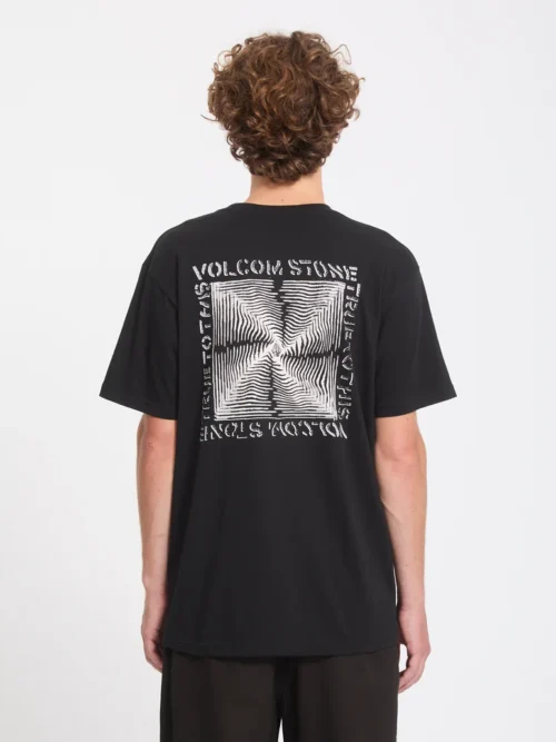 Το Volcom Voidstone T-Shirt είναι ένα ανδρικό κοντομάνικο T-shirt με classic εφαρμογή, ιδανικό για καθημερινές εμφανίσεις. Διαθέτει στρογγυλή λαιμόκοψη και εντυπωσιακά γραφικά με τύπωμα στο μπροστινό και πίσω μέρος, προσθέτοντας το χαρακτηριστικό streetwear ύφος της Volcom.
