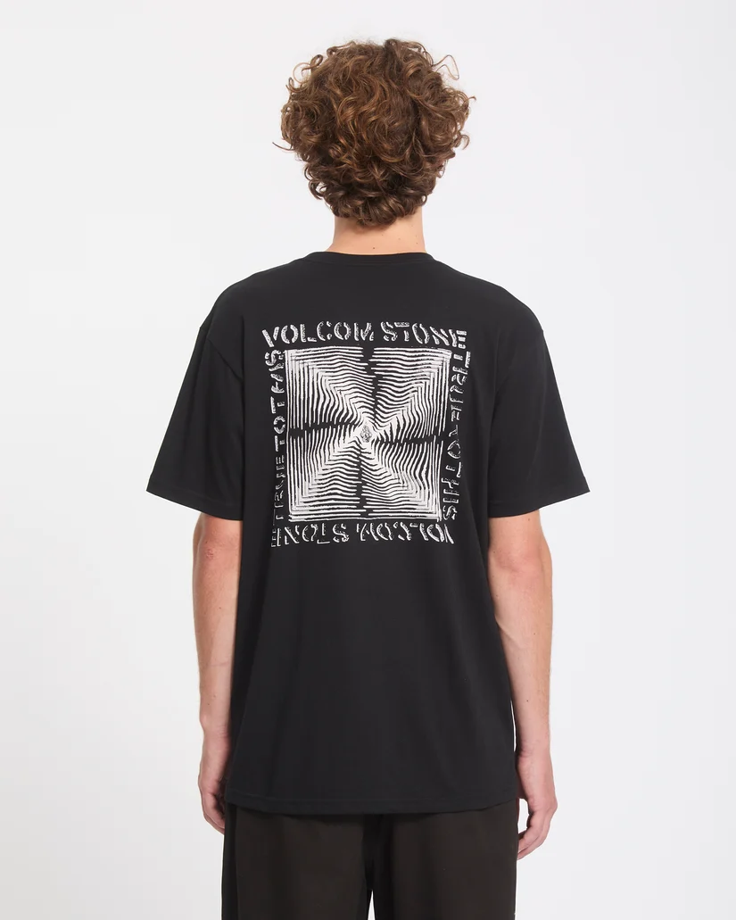 Το Volcom Voidstone T-Shirt είναι ένα ανδρικό κοντομάνικο T-shirt με classic εφαρμογή, ιδανικό για καθημερινές εμφανίσεις. Διαθέτει στρογγυλή λαιμόκοψη και εντυπωσιακά γραφικά με τύπωμα στο μπροστινό και πίσω μέρος, προσθέτοντας το χαρακτηριστικό streetwear ύφος της Volcom.