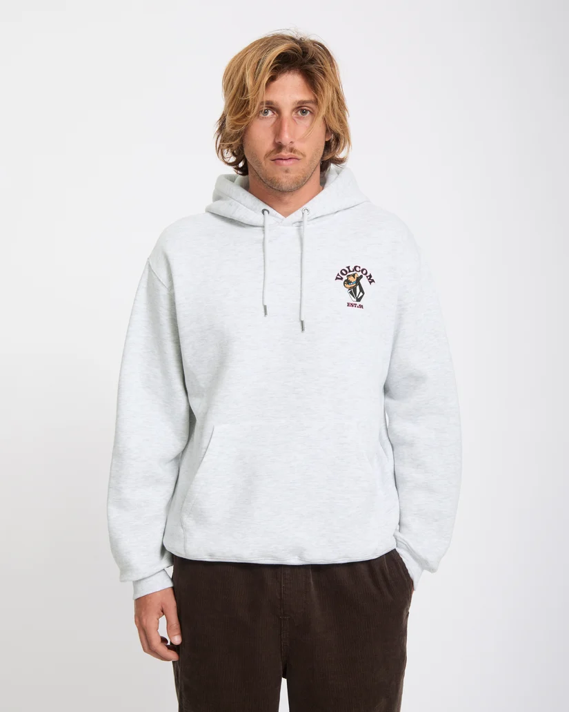 Το Volcom Noder Hoodie είναι ένα ανδρικό fleece φούτερ με κουκούλα, σχεδιασμένο για άνεση και καθημερινό streetwear στυλ.