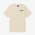 Ανανεώστε το καθημερινό σας στιλ με το T-shirt της KAOTIKO σε Tobacco απόχρωση, έναν ζεστό γήινο τόνο που προσθέτει διακριτικό χαρακτήρα σε κάθε εμφάνιση.