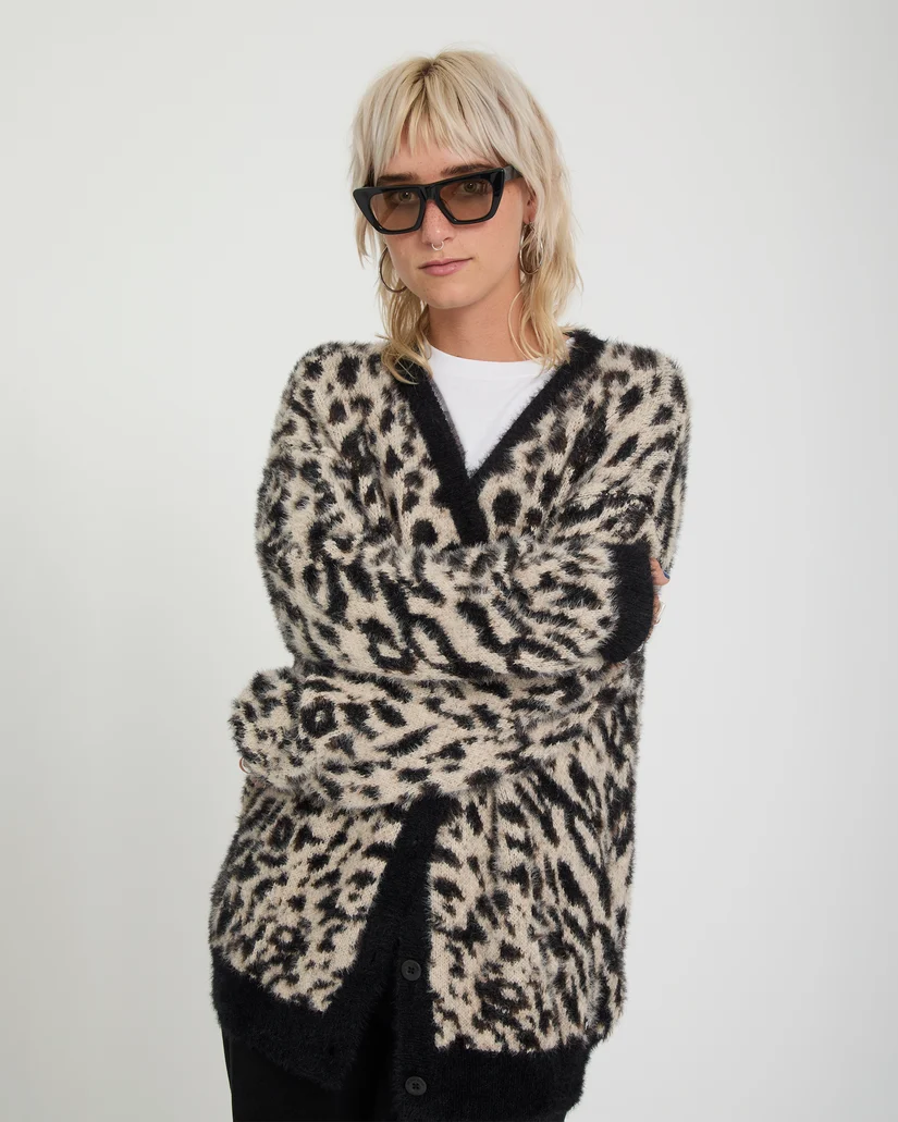 Το Tigardi Cardigan της Volcom είναι μια ιδιαίτερη γυναικεία ζακέτα που συνδυάζει άνεση και ξεχωριστό design. Διαθέτει μακριά μανίκια, V λαιμόκοψη και loose fit εφαρμογή, προσφέροντας άνεση και relaxed αισθητική.