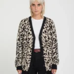 Το Tigardi Cardigan της Volcom είναι μια ιδιαίτερη γυναικεία ζακέτα που συνδυάζει άνεση και ξεχωριστό design. Διαθέτει μακριά μανίκια, V λαιμόκοψη και loose fit εφαρμογή, προσφέροντας άνεση και relaxed αισθητική.
