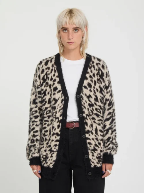 Το Tigardi Cardigan της Volcom είναι μια ιδιαίτερη γυναικεία ζακέτα που συνδυάζει άνεση και ξεχωριστό design. Διαθέτει μακριά μανίκια, V λαιμόκοψη και loose fit εφαρμογή, προσφέροντας άνεση και relaxed αισθητική.