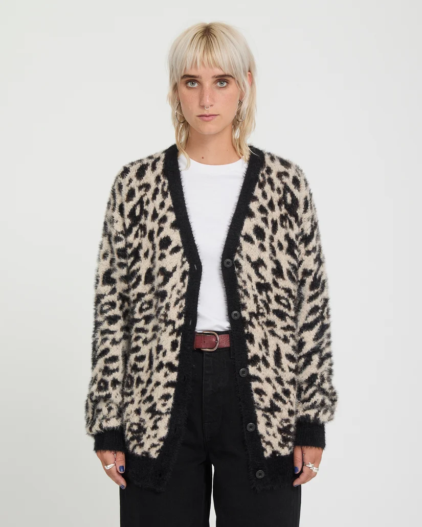 B0732606_ANM_3 Το Tigardi Cardigan της Volcom είναι μια ιδιαίτερη γυναικεία ζακέτα που συνδυάζει άνεση και ξεχωριστό design. Διαθέτει μακριά μανίκια, V λαιμόκοψη και loose fit εφαρμογή, προσφέροντας άνεση και relaxed αισθητική.