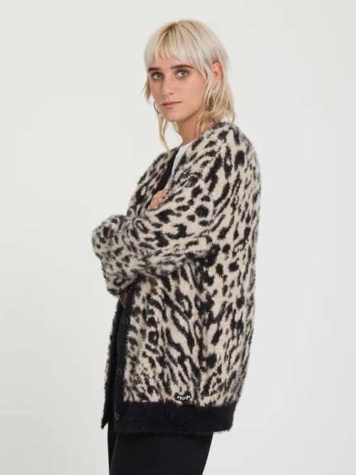 Το Tigardi Cardigan της Volcom είναι μια ιδιαίτερη γυναικεία ζακέτα που συνδυάζει άνεση και ξεχωριστό design. Διαθέτει μακριά μανίκια, V λαιμόκοψη και loose fit εφαρμογή, προσφέροντας άνεση και relaxed αισθητική.