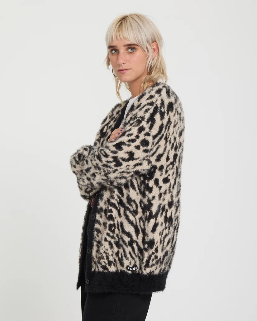 Το Tigardi Cardigan της Volcom είναι μια ιδιαίτερη γυναικεία ζακέτα που συνδυάζει άνεση και ξεχωριστό design. Διαθέτει μακριά μανίκια, V λαιμόκοψη και loose fit εφαρμογή, προσφέροντας άνεση και relaxed αισθητική.