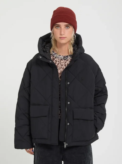 Το Out Of Boxy Puff Jacket της Volcom είναι ένα ζεστό και μοντέρνο γυναικείο puffer μπουφάν με κοντό μήκος, ιδανικό για τις κρύες ημέρες. Διαθέτει μήκος μέχρι τους γοφούς και allover καπιτονέ σχέδιο σε σχήμα διαμαντιού, προσφέροντας ένα σύγχρονο και stylish look.