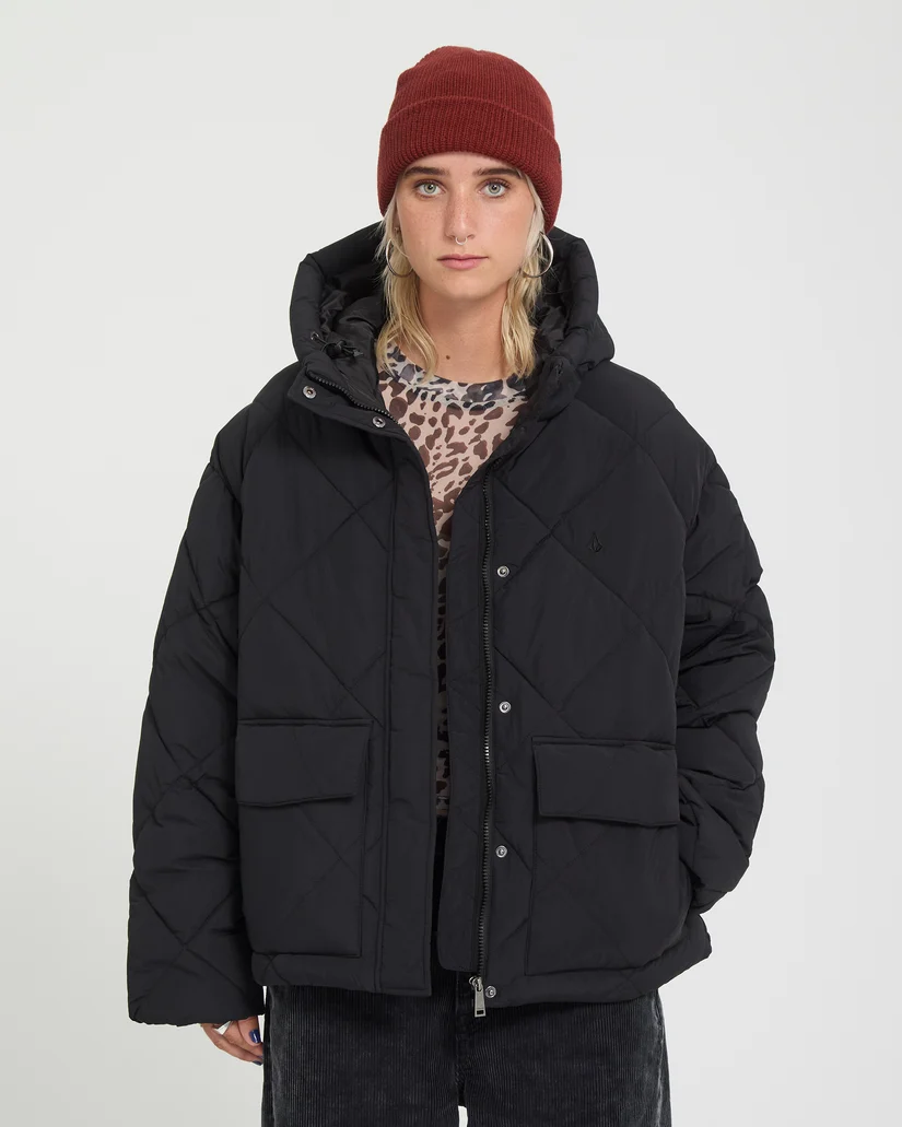 Το Out Of Boxy Puff Jacket της Volcom είναι ένα ζεστό και μοντέρνο γυναικείο puffer μπουφάν με κοντό μήκος, ιδανικό για τις κρύες ημέρες. Διαθέτει μήκος μέχρι τους γοφούς και allover καπιτονέ σχέδιο σε σχήμα διαμαντιού, προσφέροντας ένα σύγχρονο και stylish look.