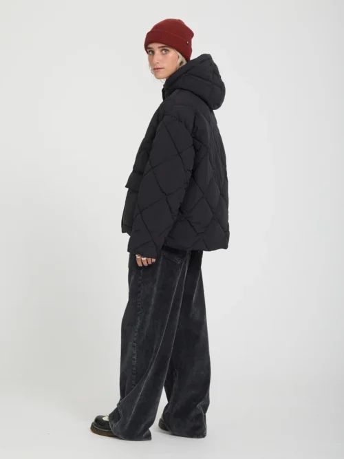 Το Out Of Boxy Puff Jacket της Volcom είναι ένα ζεστό και μοντέρνο γυναικείο puffer μπουφάν με κοντό μήκος, ιδανικό για τις κρύες ημέρες. Διαθέτει μήκος μέχρι τους γοφούς και allover καπιτονέ σχέδιο σε σχήμα διαμαντιού, προσφέροντας ένα σύγχρονο και stylish look.