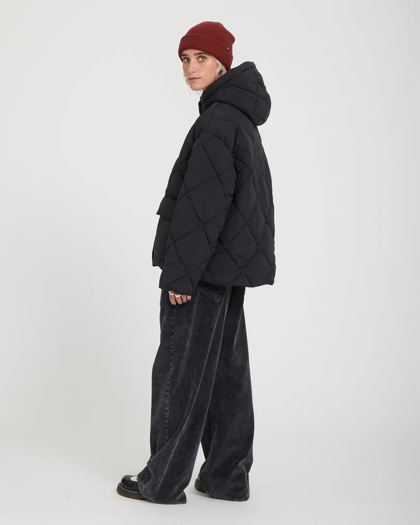 Το Out Of Boxy Puff Jacket της Volcom είναι ένα ζεστό και μοντέρνο γυναικείο puffer μπουφάν με κοντό μήκος, ιδανικό για τις κρύες ημέρες. Διαθέτει μήκος μέχρι τους γοφούς και allover καπιτονέ σχέδιο σε σχήμα διαμαντιού, προσφέροντας ένα σύγχρονο και stylish look.