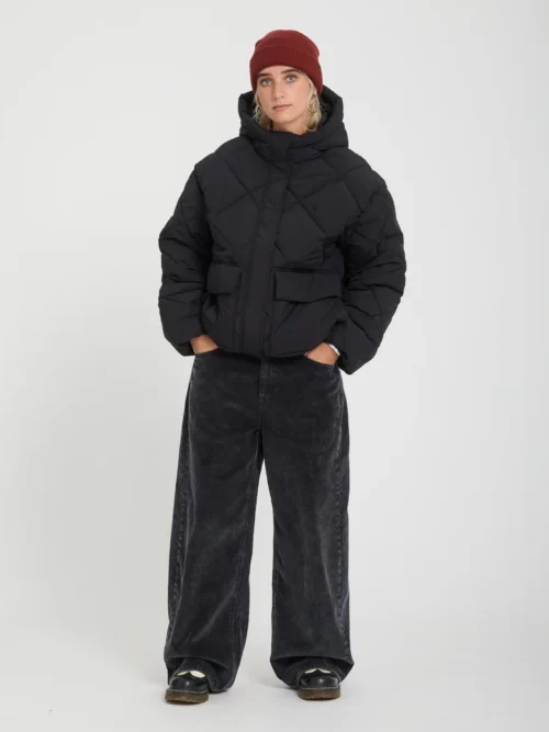 Το Out Of Boxy Puff Jacket της Volcom είναι ένα ζεστό και μοντέρνο γυναικείο puffer μπουφάν με κοντό μήκος, ιδανικό για τις κρύες ημέρες. Διαθέτει μήκος μέχρι τους γοφούς και allover καπιτονέ σχέδιο σε σχήμα διαμαντιού, προσφέροντας ένα σύγχρονο και stylish look.