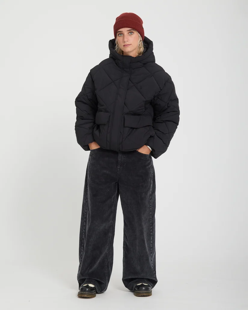 Το Out Of Boxy Puff Jacket της Volcom είναι ένα ζεστό και μοντέρνο γυναικείο puffer μπουφάν με κοντό μήκος, ιδανικό για τις κρύες ημέρες. Διαθέτει μήκος μέχρι τους γοφούς και allover καπιτονέ σχέδιο σε σχήμα διαμαντιού, προσφέροντας ένα σύγχρονο και stylish look.
